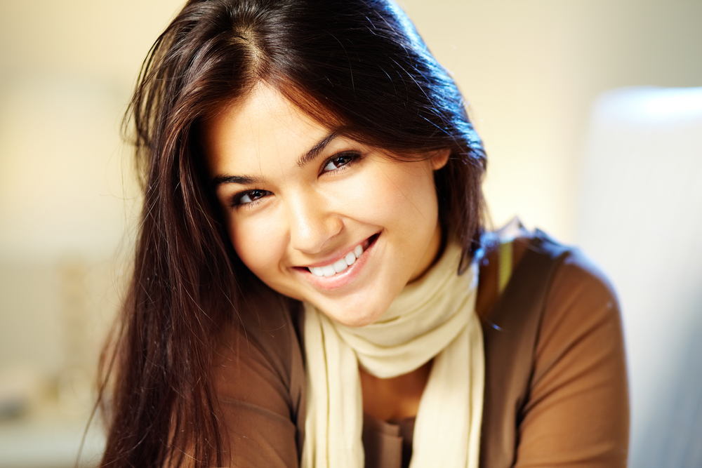 pretty-brunette-smiling